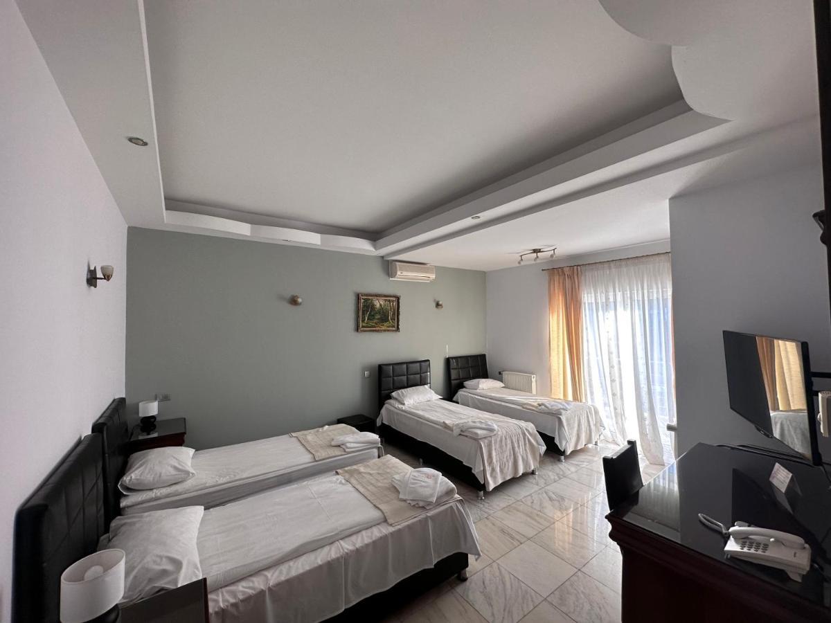 Hotel Bliss Bukares Bagian luar foto