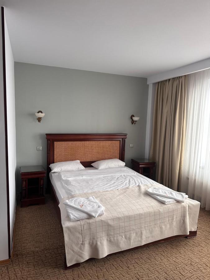 Hotel Bliss Bukares Bagian luar foto