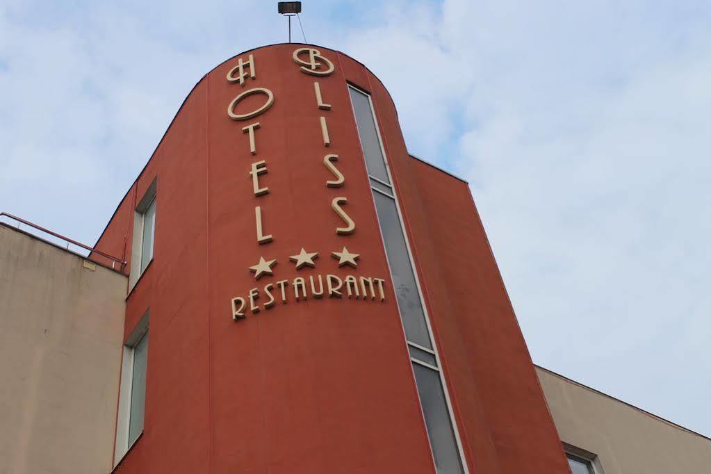 Hotel Bliss Bukares Bagian luar foto