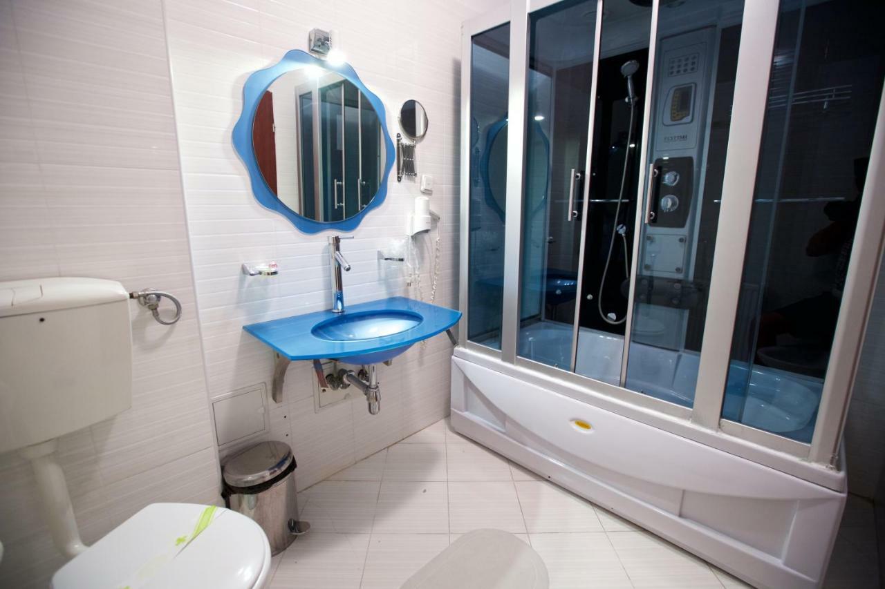 Hotel Bliss Bukares Bagian luar foto